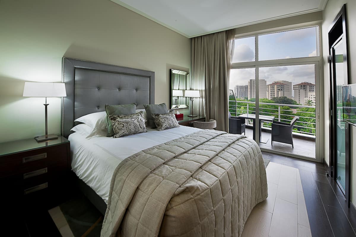 premium bedding, free minibar, in-room safe, desk