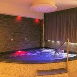 Couples treatment room(s), sauna, hot tub, steam room