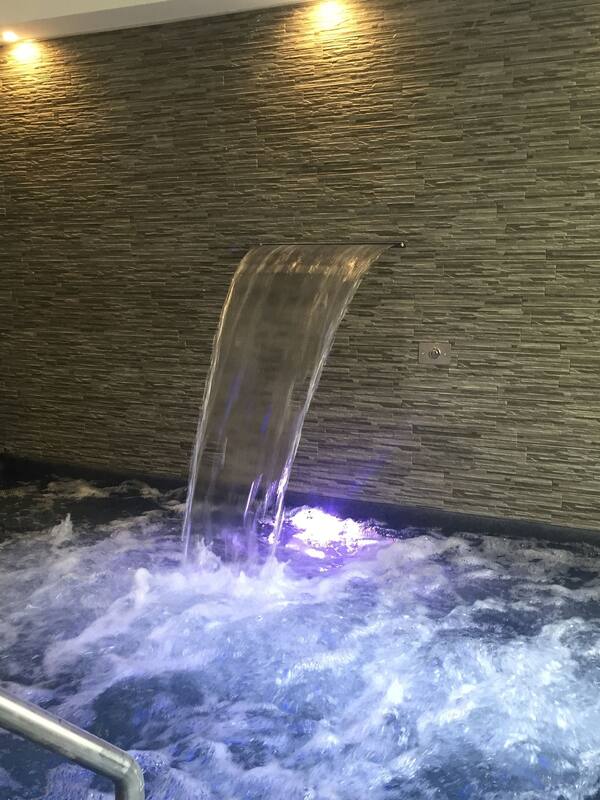 Indoor spa tub