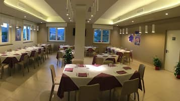 2 restaurants, breakfast, lunch, dinner served; Italian cuisine