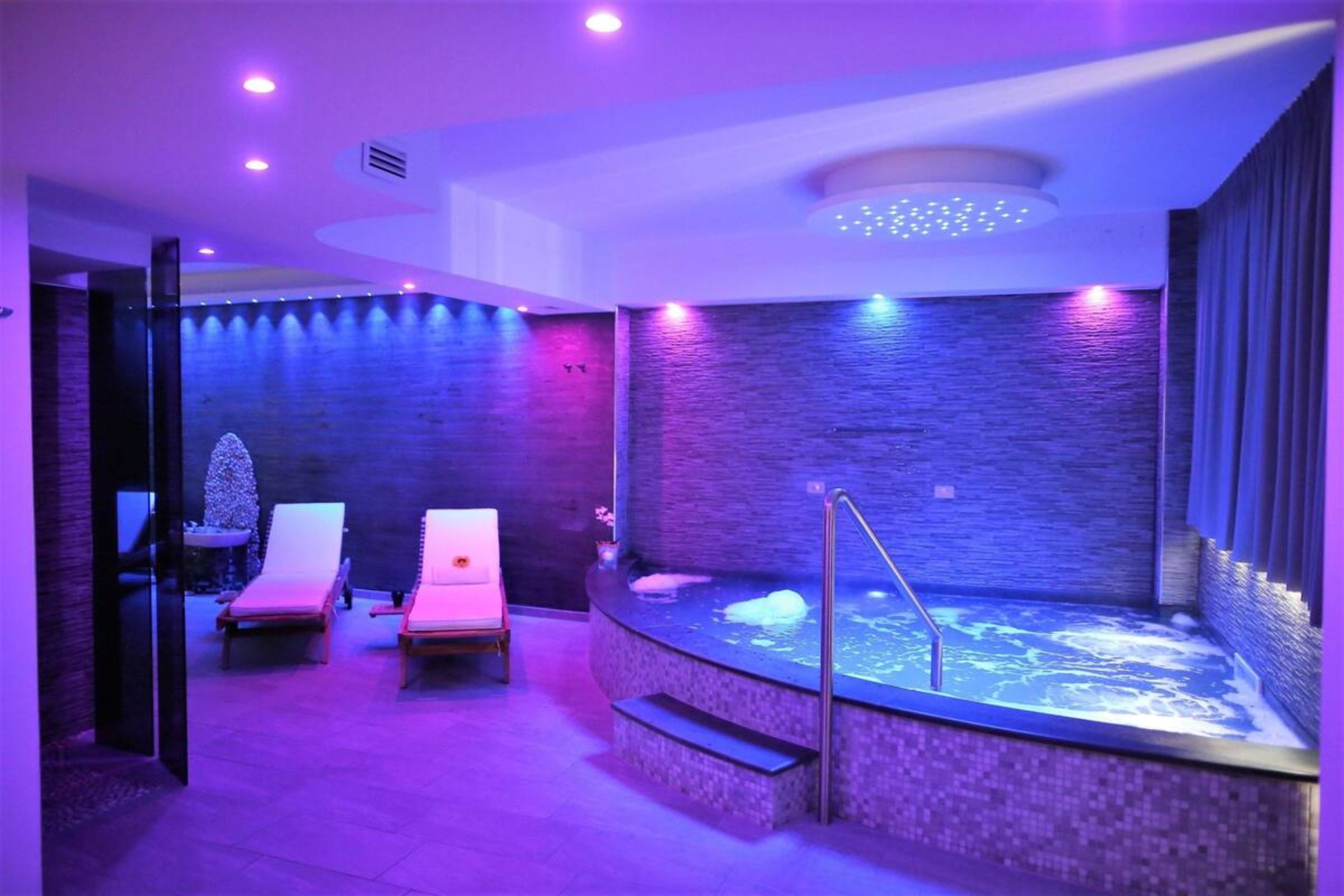 Salas de tratamiento para parejas, un sauna, una bañera de hidromasaje