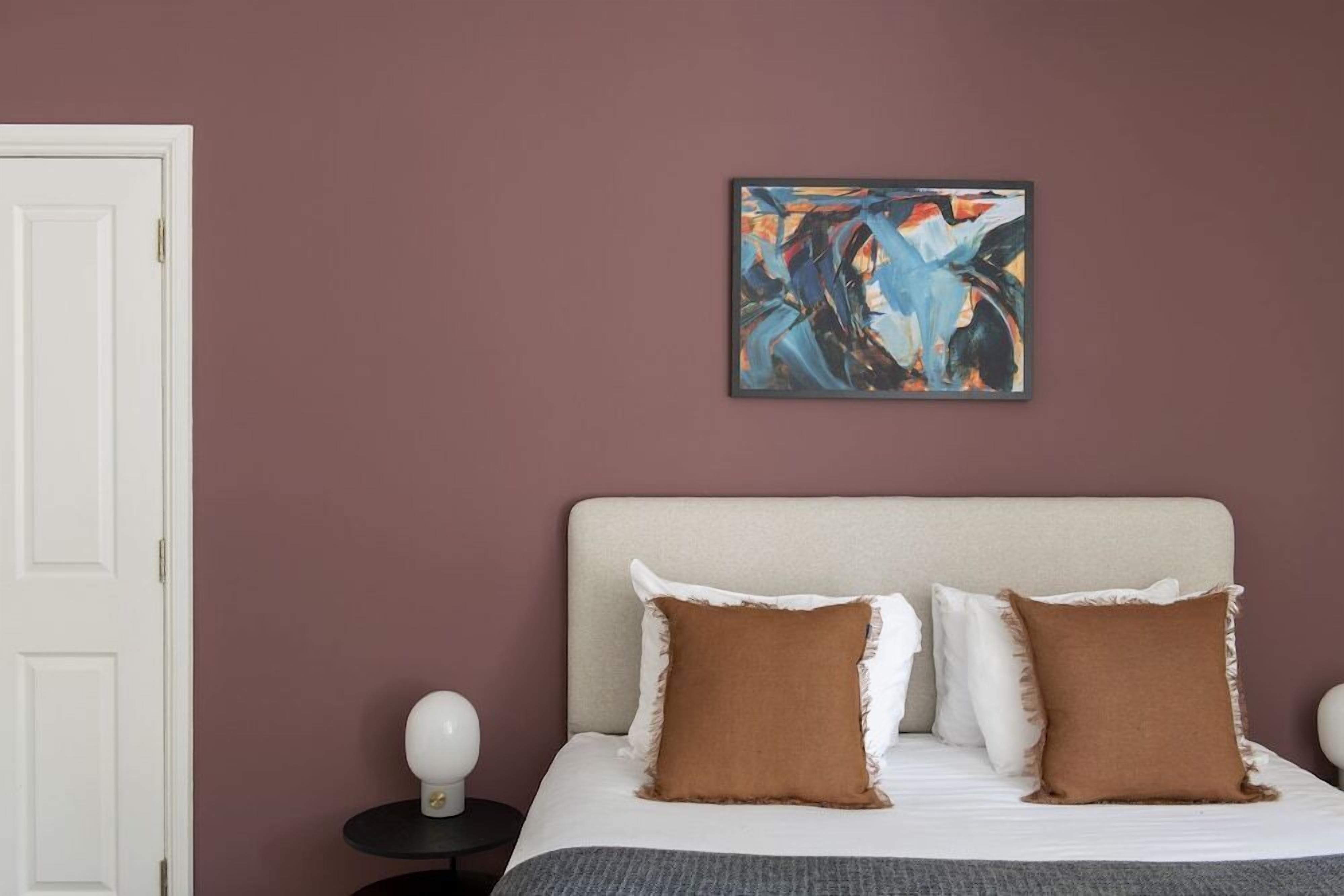 高級寢具、房內夾萬、書桌、手提電腦工作空間