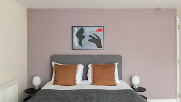 Ropa de cama de alta calidad y caja de seguridad en la habitación