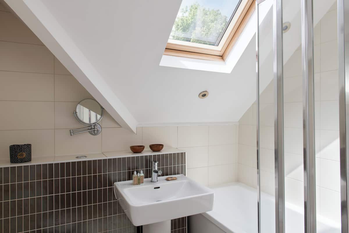 Designertoalettartikler, hårføner, håndklær og såpe