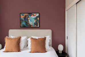 Sengetøy av topp kvalitet, safe på rommet og skrivebord