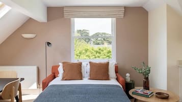 Premium bedding, in-room safe, desk, laptop workspace