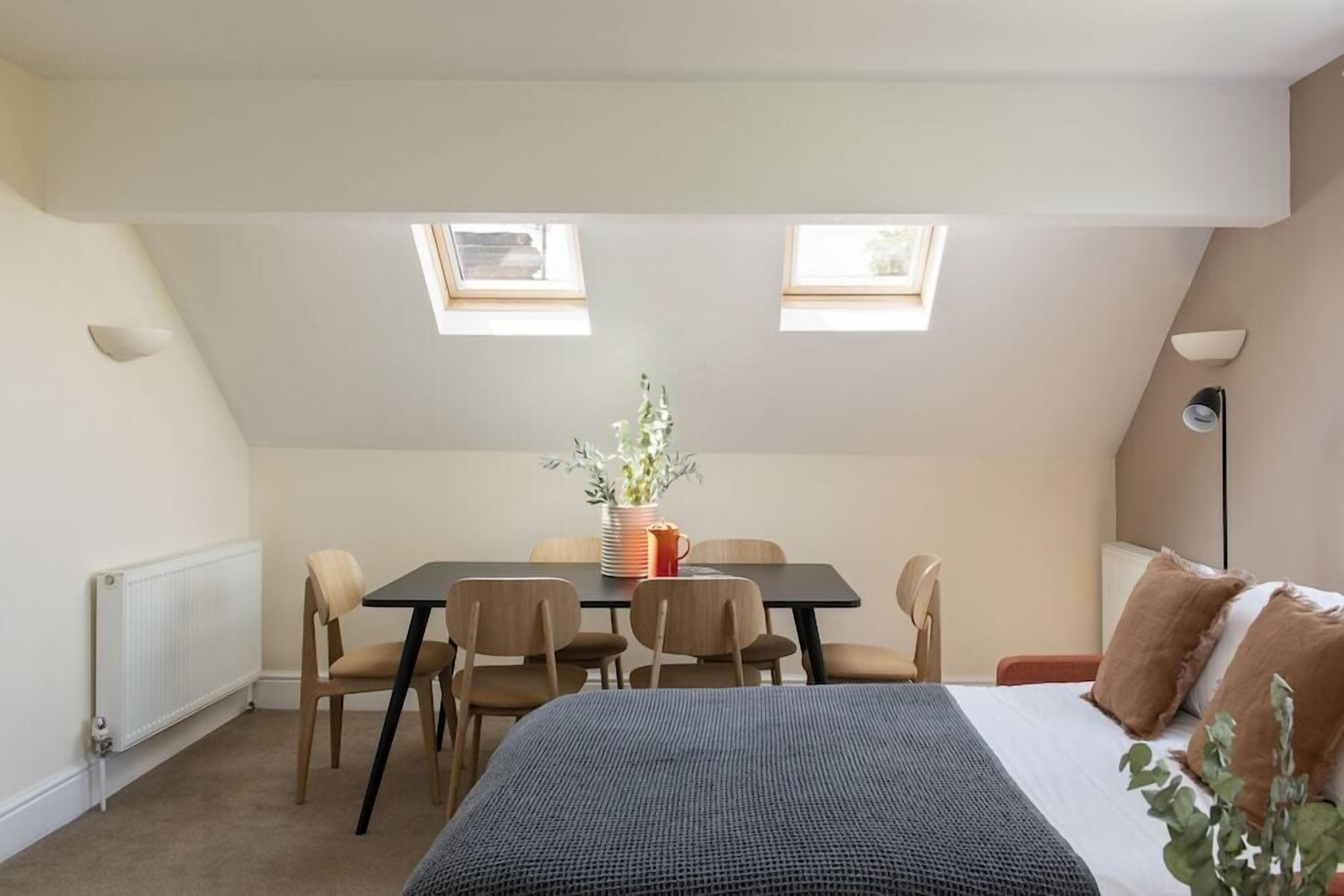 高級寢具、客房內保險箱、書桌、筆電工作空間