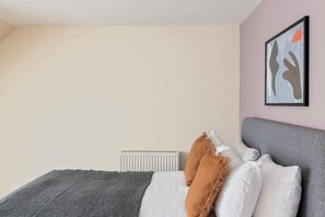 Ropa de cama de alta calidad y caja de seguridad en la habitación 