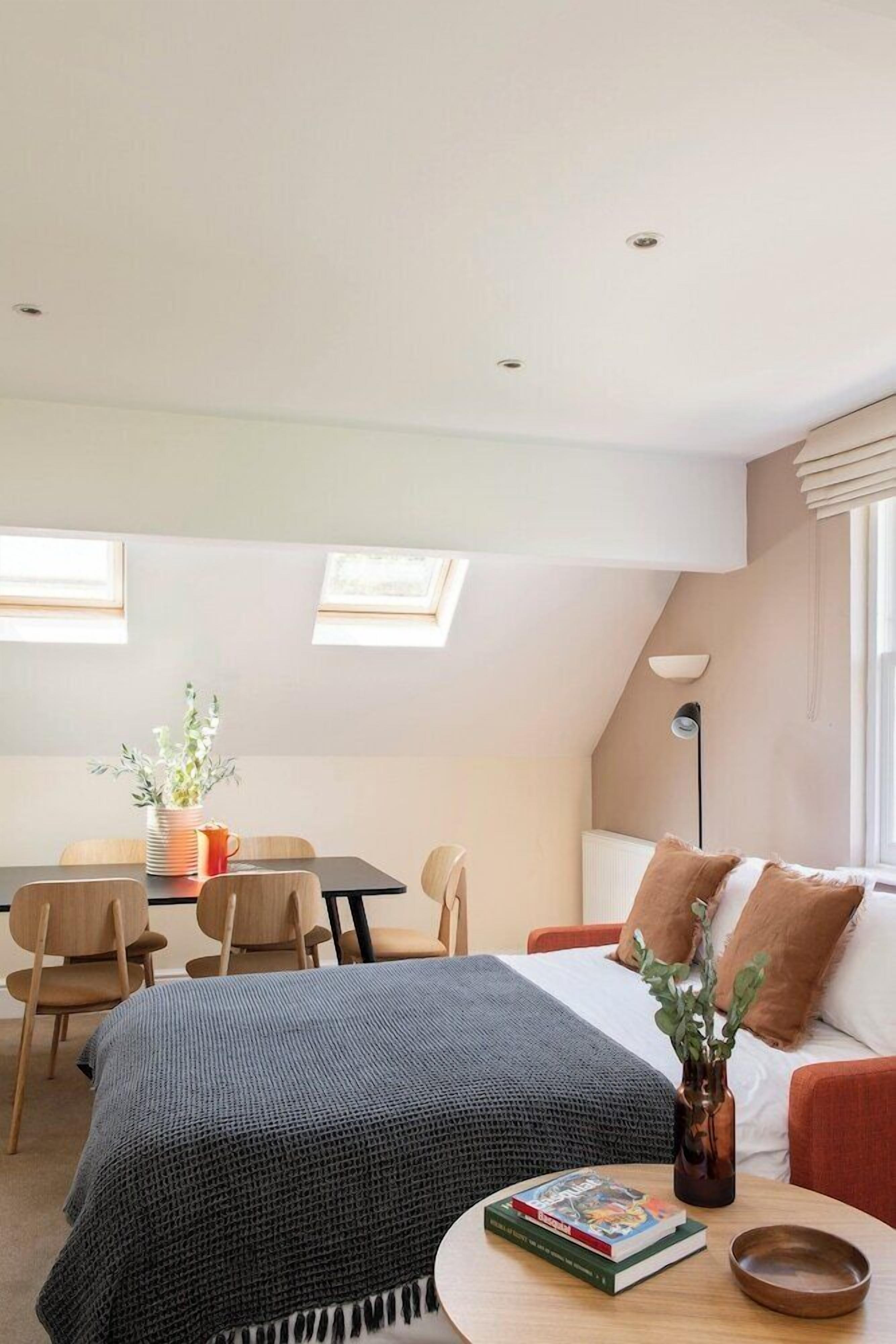 Premium bedding, in-room safe, desk, laptop workspace