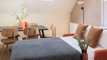 Premium bedding, in-room safe, desk, laptop workspace