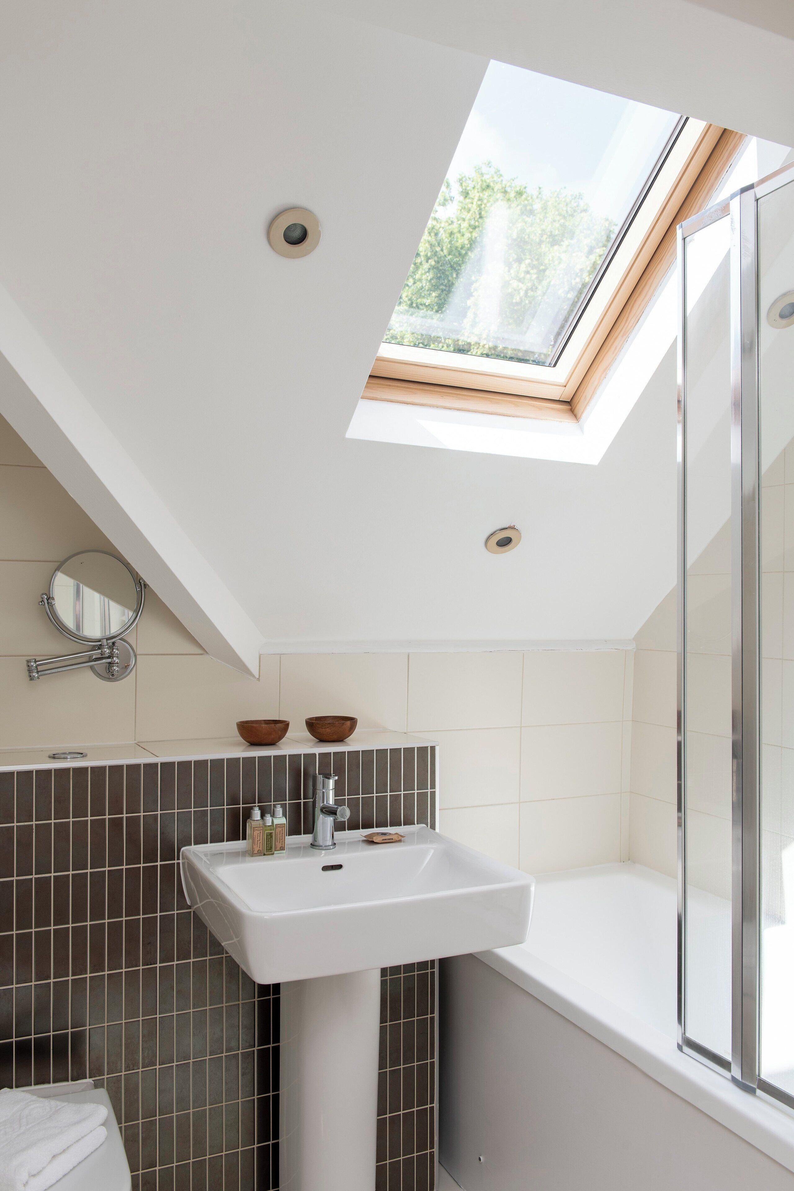 Designer toiletartikelen, een haardroger, handdoeken, zeep