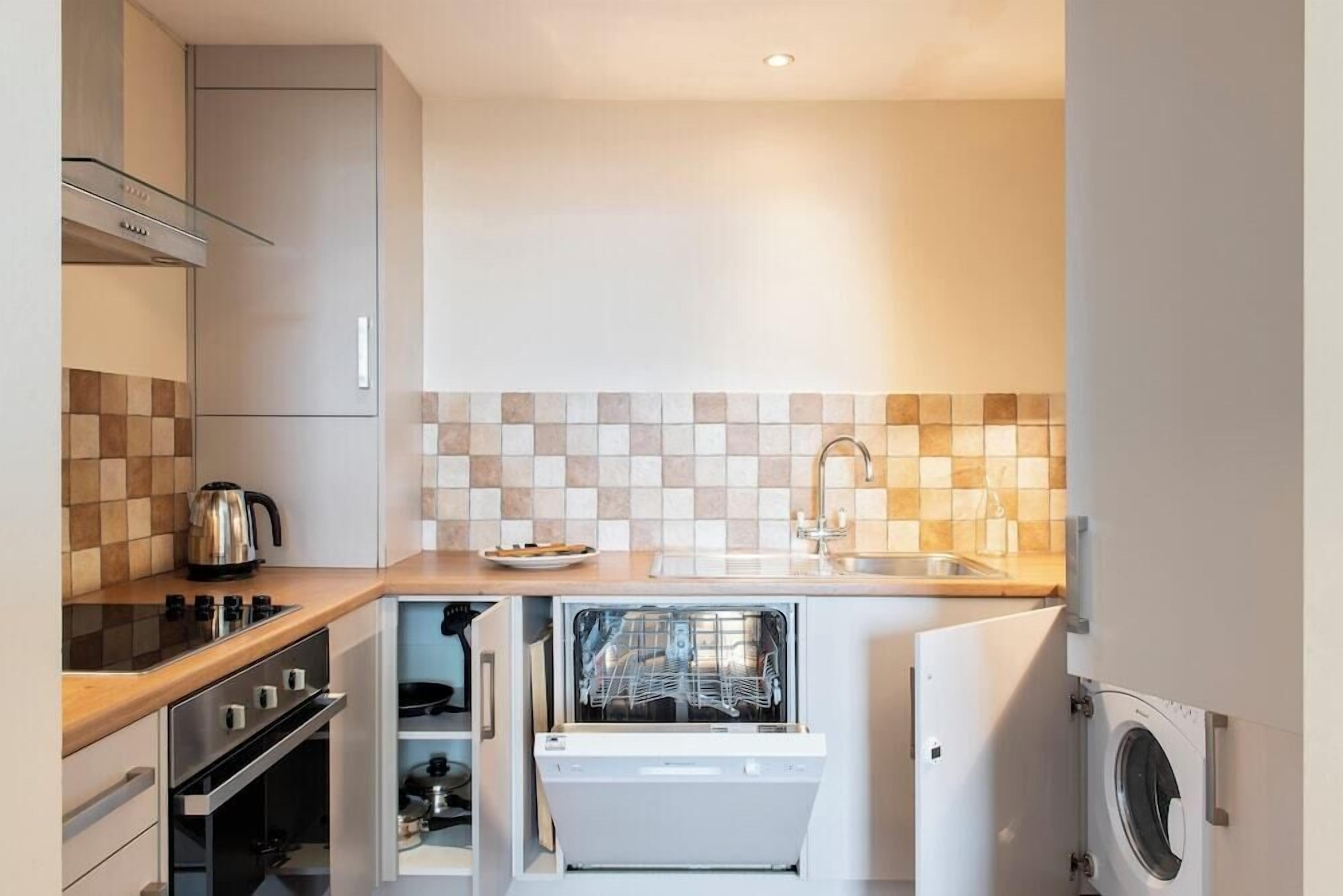 Lemari es besar, microwave, oven, dan kompor