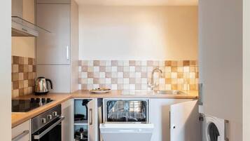 Lemari es besar, microwave, oven, dan kompor