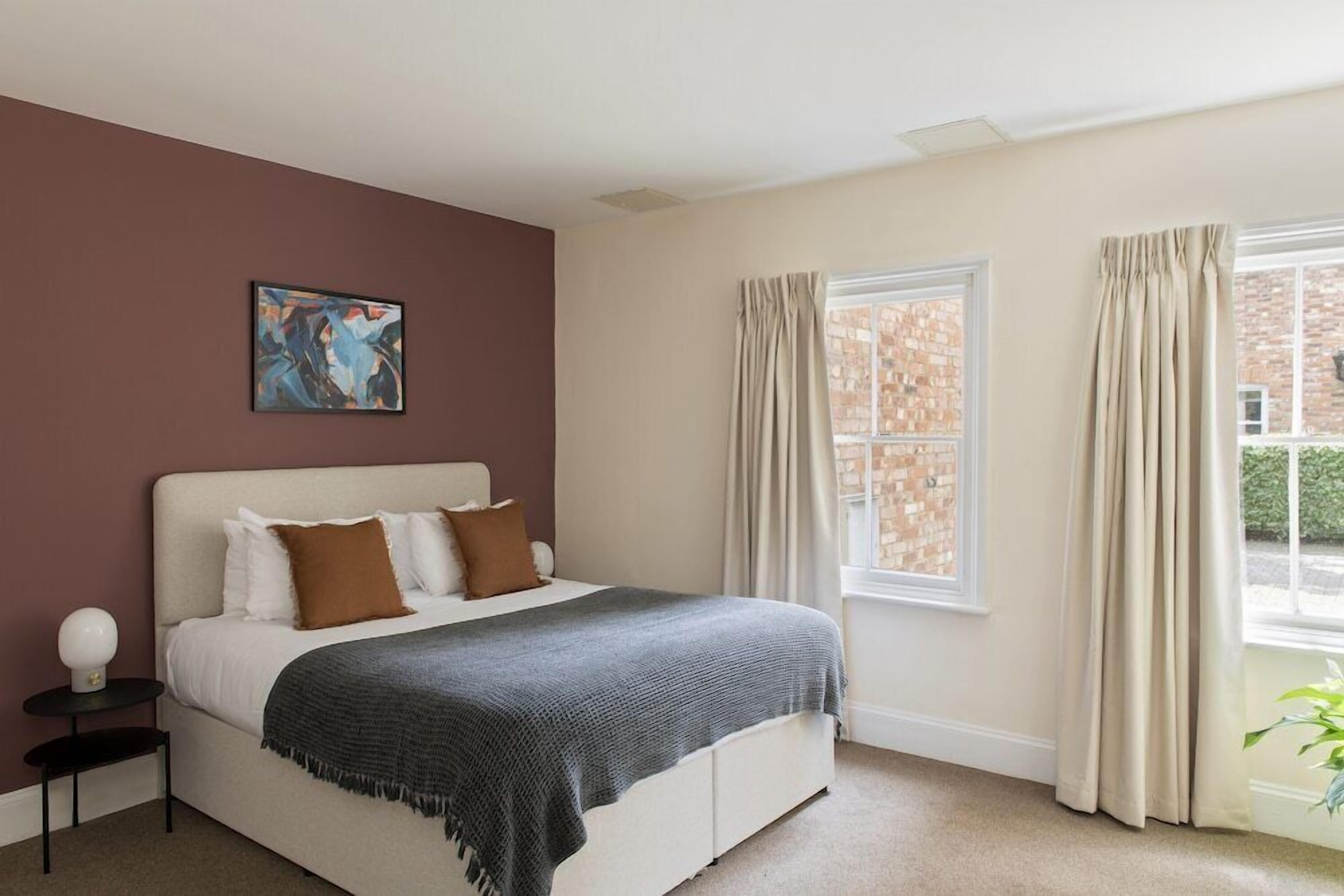 Premium bedding, in-room safe, desk, laptop workspace