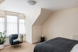 Sengetøy av topp kvalitet, safe på rommet og skrivebord