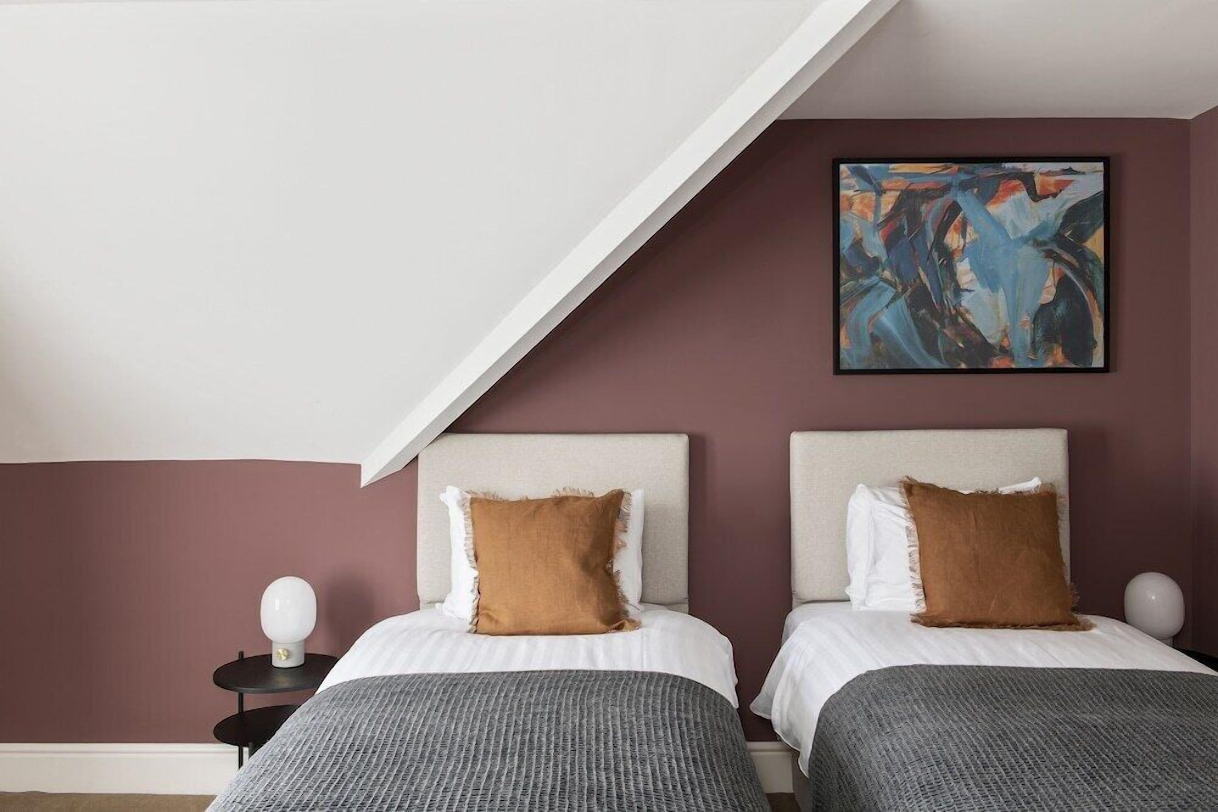 Premium bedding, in-room safe, desk, laptop workspace