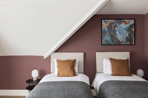 أغطية فراش متميزة وخزنة داخل الغرفة ومكتب ومساحة عمل للكمبيوتر المحمول