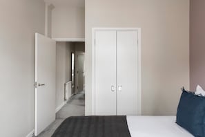 Sengetøy av topp kvalitet, safe på rommet og skrivebord