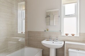 Designer-Toilettenartikel, Haartrockner, Handtücher, Seife