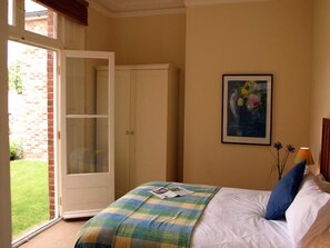 Ropa de cama de alta calidad y caja de seguridad en la habitación 