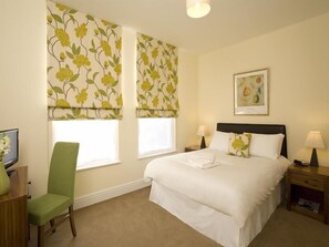 Ropa de cama de alta calidad y caja de seguridad en la habitación 