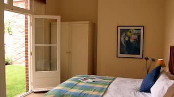 Premium bedding, in-room safe, desk, laptop workspace