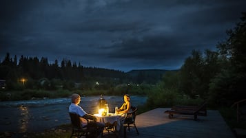 Breakfast, lunch and dinner served