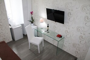 Dobbeltrom – standard, 1 soverom | Oppholdsområde | En 32-tommers Flatskjerm-TV med digitale kanaler samt TV og Netflix