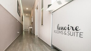 A hallway with a sign reading "lounge ROOMS & SUITE". - Elenoire Rooms & Suite (Rome)