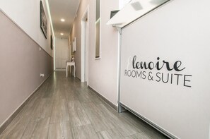 Interior entrance - Elenoire Rooms & Suite (Rome)