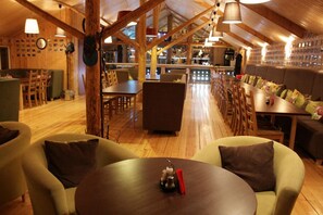 供應早餐、午餐和晚餐，俄羅斯料理