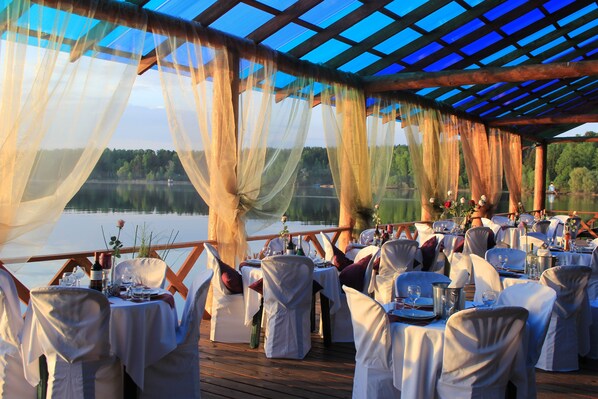 Breakfast, lunch, dinner served; Russian cuisine 