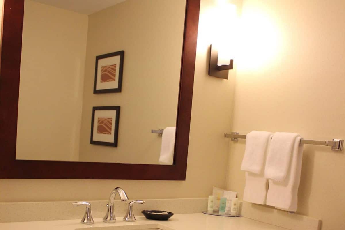 Bathroom | Combined shower/tub, eco-friendly toiletries, hair dryer, towels