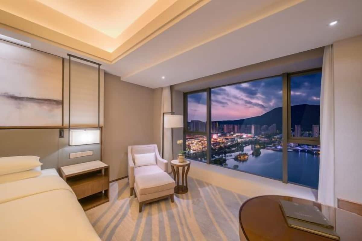 Premium bedding, minibar, in-room safe, desk