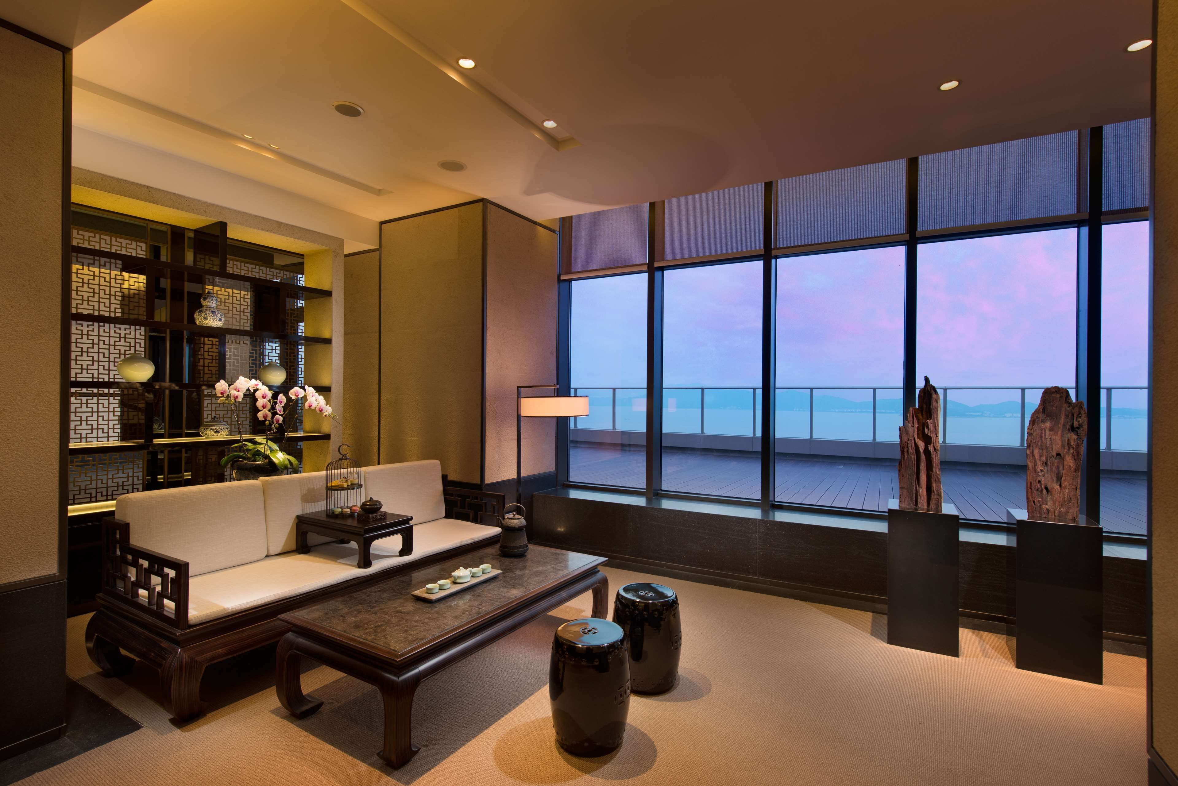 3 間餐廳，供應早餐、午餐和晚餐，中式料理