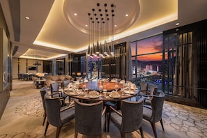 3 restaurants; breakfast, lunch, dinner and brunch served  - Hilton Zhoushan (Zhoushan)