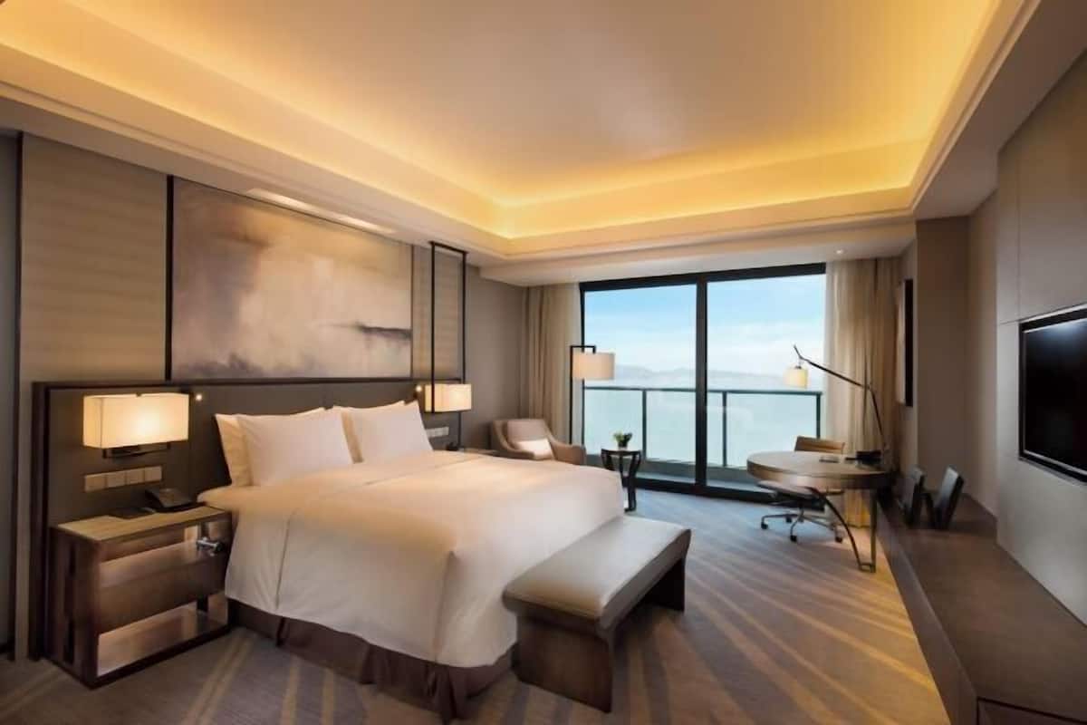 Premium bedding, minibar, in-room safe, desk
