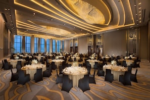 3 restaurants, breakfast, lunch, dinner served; Chinese cuisine