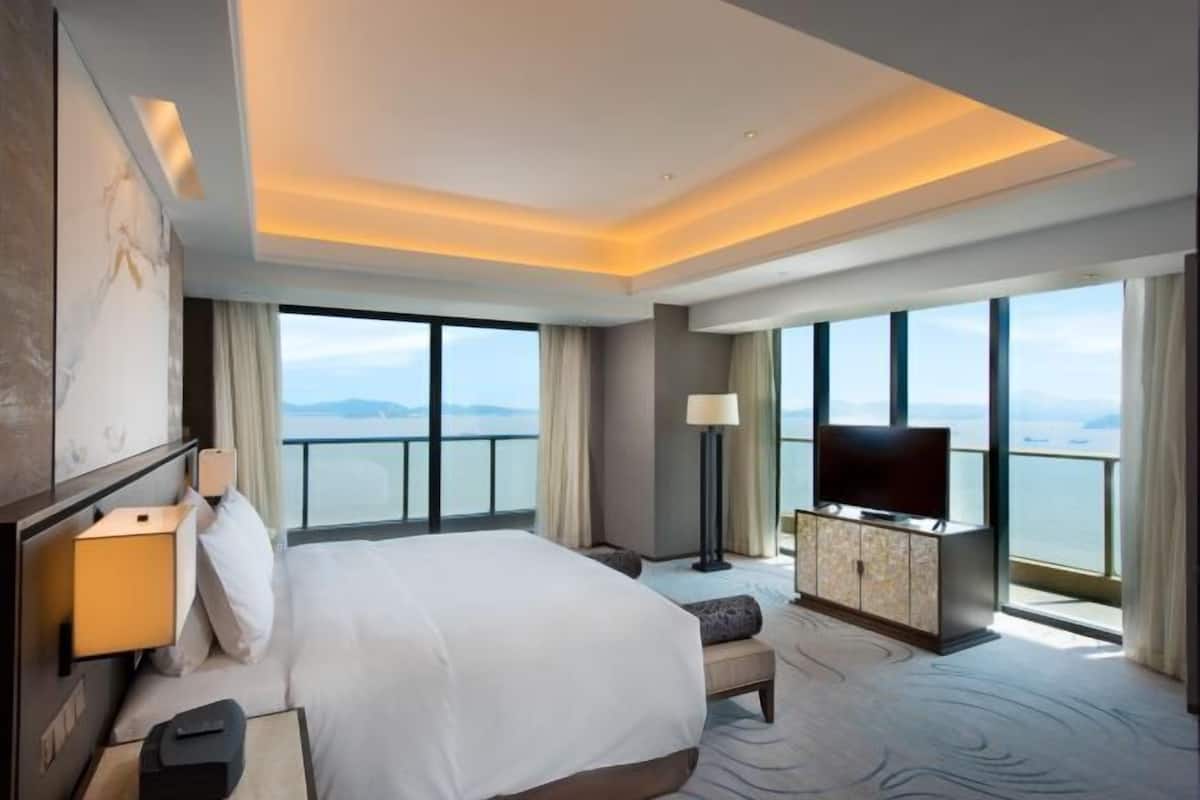 Premium bedding, minibar, in-room safe, desk