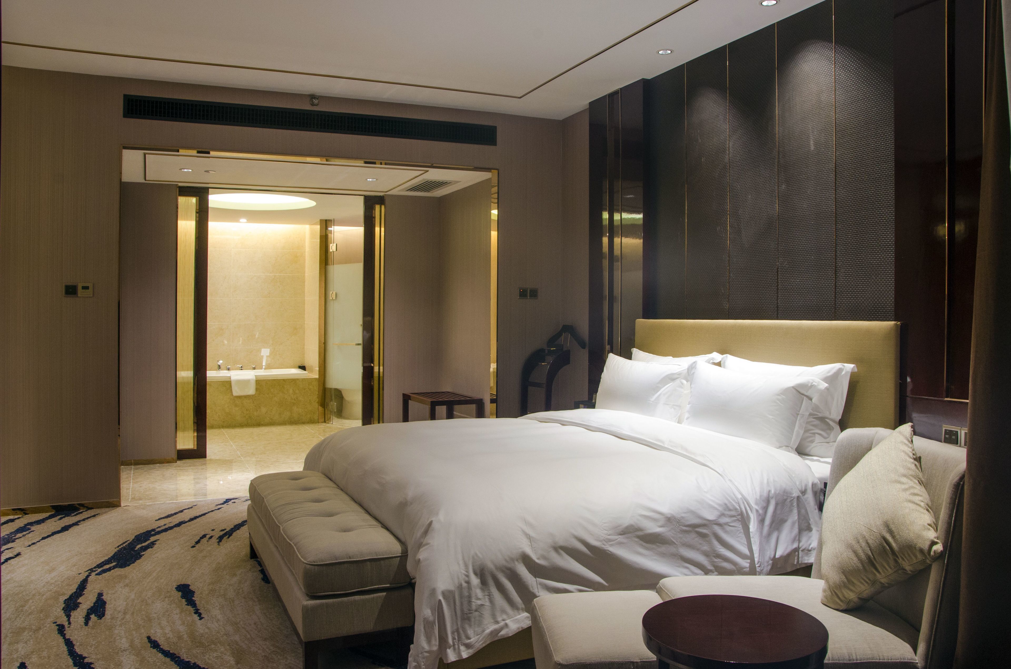 executive suite, 1 king bed, smoking, lake view | living room | tv