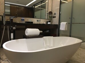 Ensemble douche/baignoire, articles de toilette gratuits, sèche-cheveux