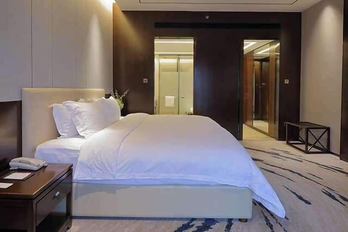 Minibar, in-room safe, desk, soundproofing