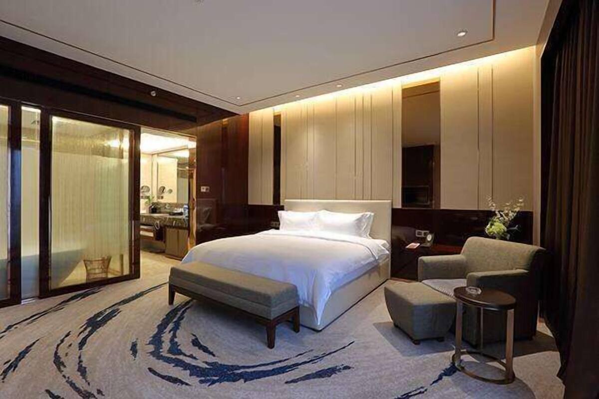 Phòng Cao cấp, 1 giường cỡ king, hút thuốc | Minibar, két bảo mật tại phòng, bàn, phòng cách âm