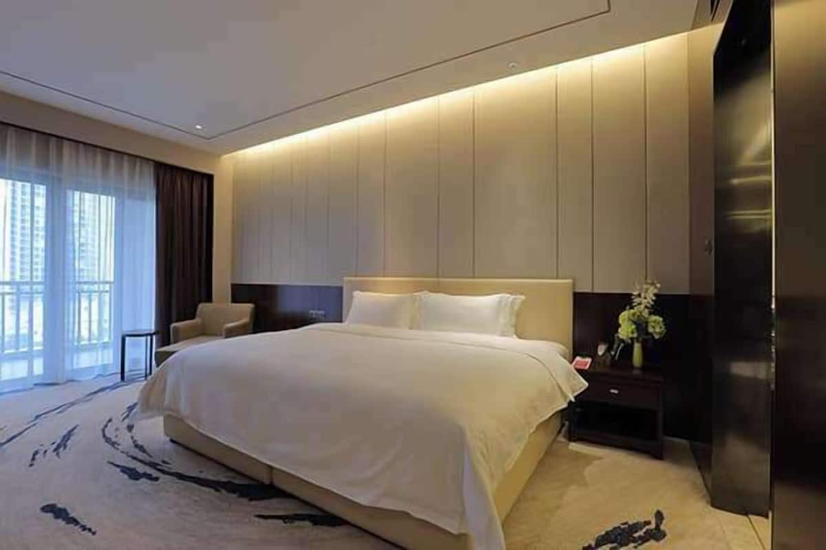 Room, 1 King Bed, Smoking, Lake View