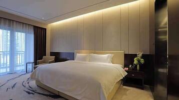 Habitación, 1 cama King size, para fumadores, vista al lago | Minibar, caja de seguridad en la habitación y escritorio