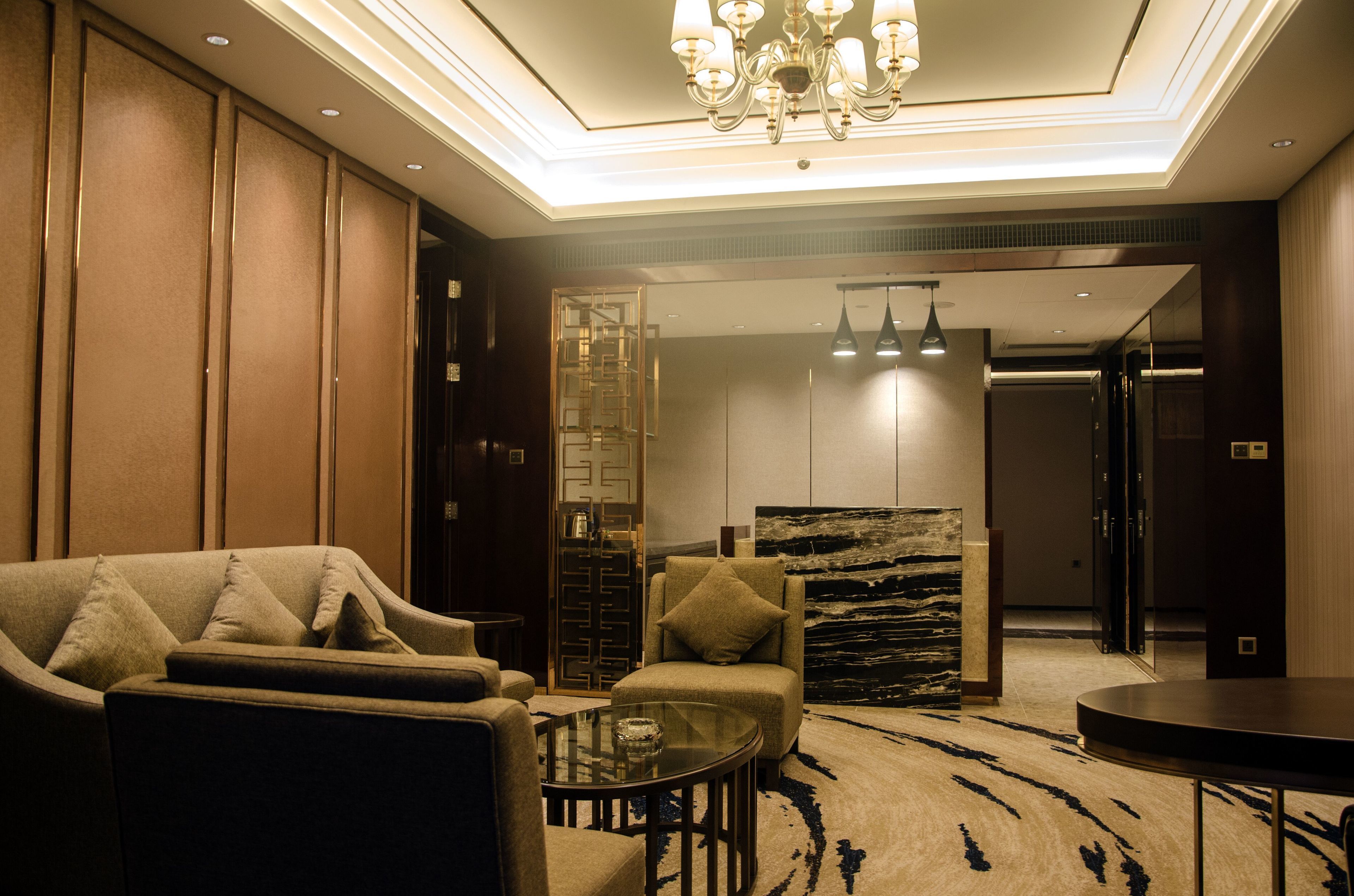 executive suite, 1 king bed, smoking, lake view | living area | tv