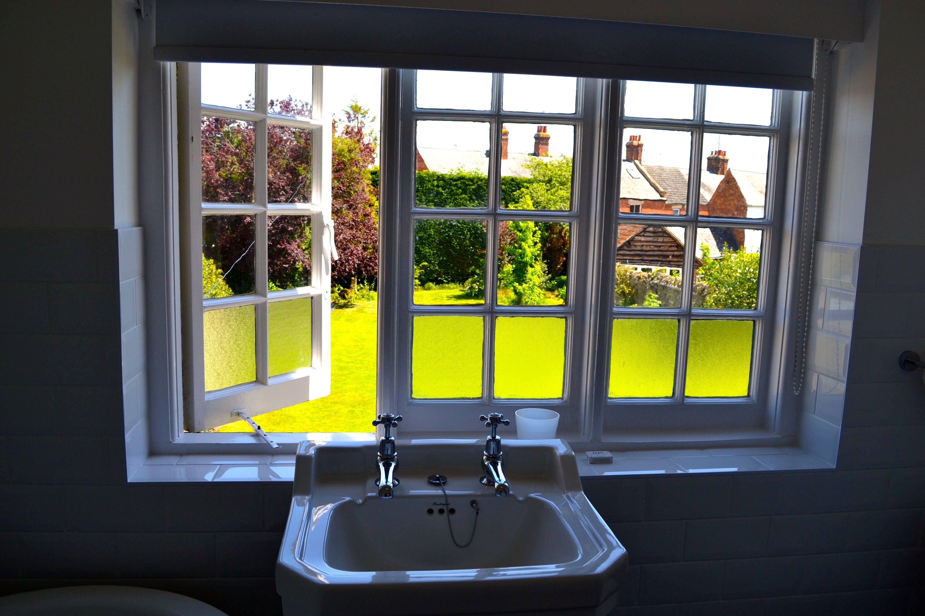 Standard Single Room, 1 Twin Bed | Bathroom | Free toiletries, hair dryer, towels