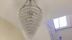 A staircase with a white balustrade and a mirror on the wall. - The Queen Hotel (Olney)