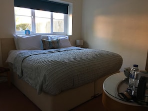 Desk, blackout drapes, iron/ironing board, free WiFi - The Queen Hotel (Olney)