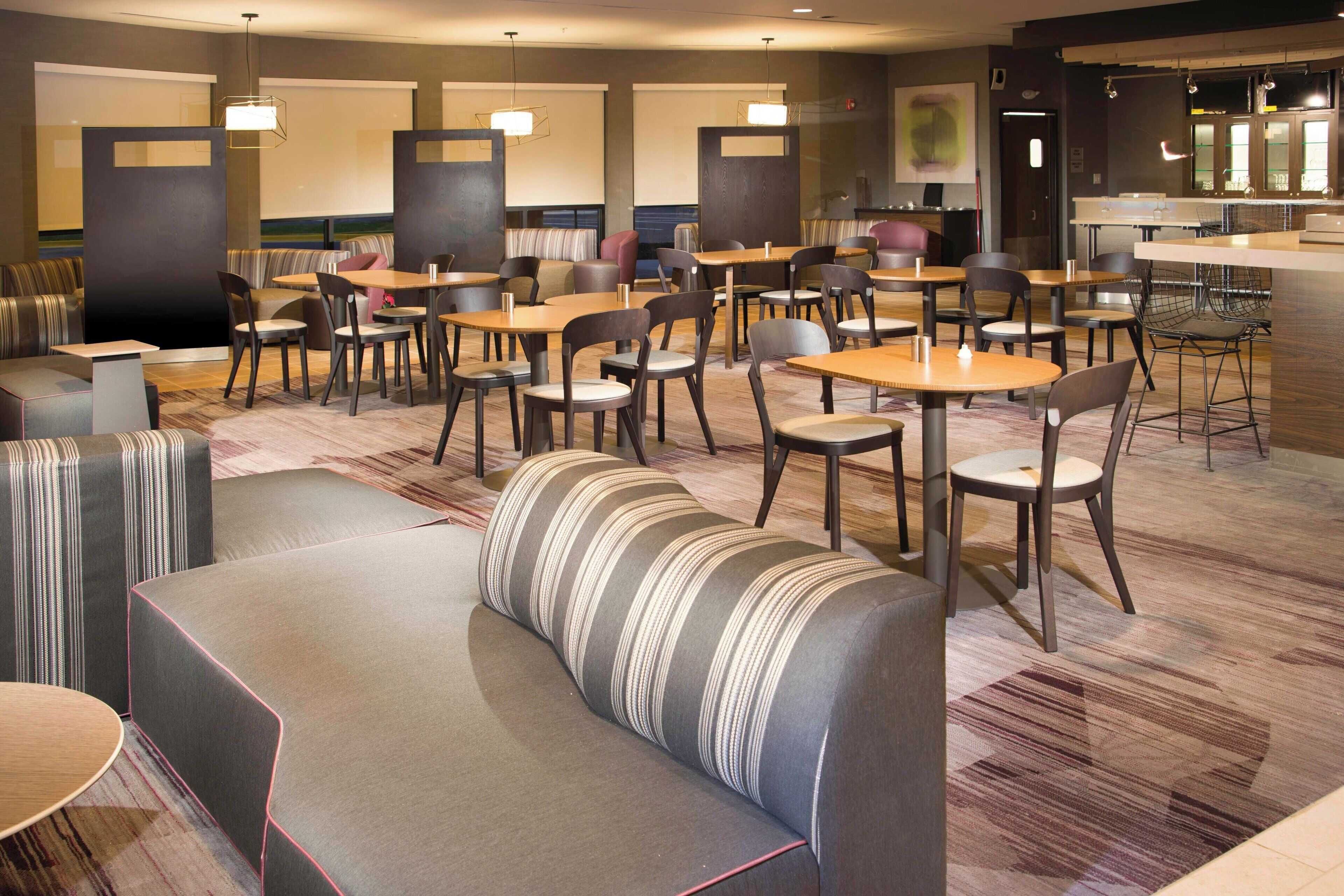 供應早餐及晚餐；美國菜